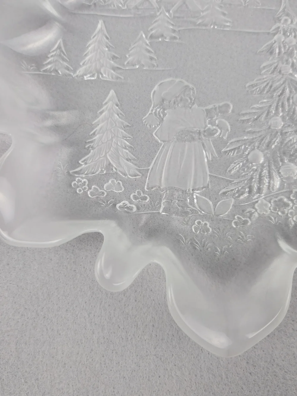 Title: Vintage Mikasa Walther-Glas Christmas Story Plate - Frosted Etched Glass